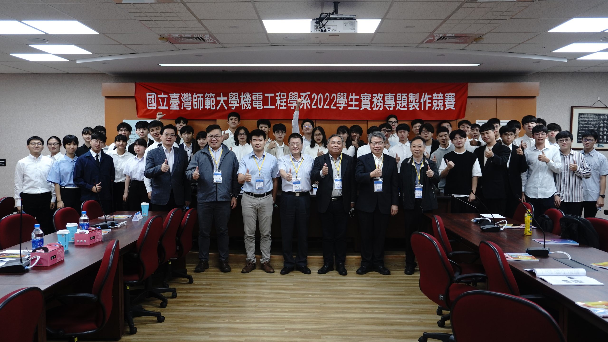 1111129機電系專題競賽大合照